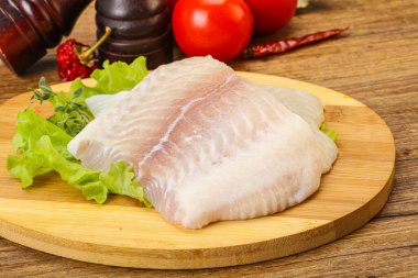 Pişirmek için çiğ pangasius fileto balığı.