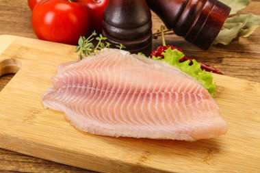 Pişirmek için çiğ tilapia balığı filetosu.