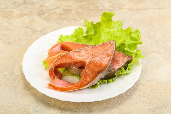 Dois Bifes Salmão Rosa Serviram Folhas Salada — Fotografia de Stock