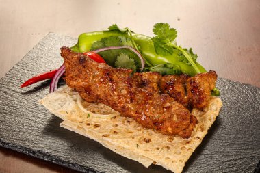 Kıymalı et kebabı ızgara ızgara şiş kebap.