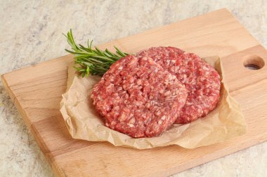 Izgara veya rosto için çiğ sığır burger pirzolası.