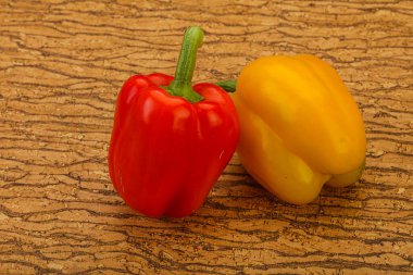 Olgun iki tatlı Bulgar dolma biberi