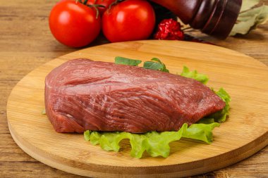 Pişirmek için çiğ et parçası.