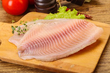 Pişirmek için çiğ tilapia balığı filetosu.