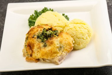 Patates püresi ve peynirli kızarmış pangasius fileto.