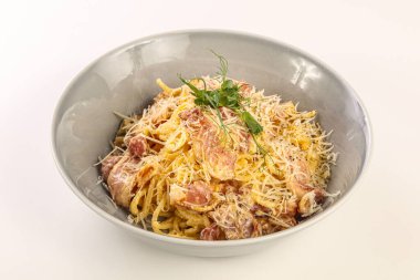 Pastırma ve peynirli İtalyan geleneksel Carbonara.