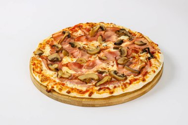 Jambonlu, peynirli ve mantarlı İtalyan pizzası.