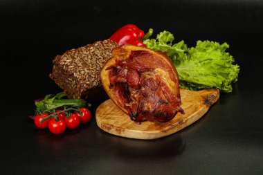 Baharatlı ve otlu domuz budu.