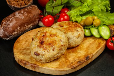 Ev yapımı pirzola ve kıyma.