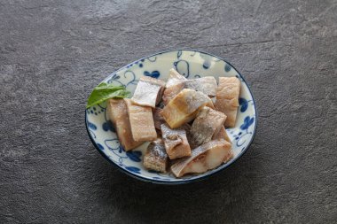 Atıştırmak için dilimlenmiş ringa filetosu kasede.