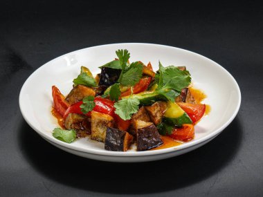 Asya usulü kızartılmış sebze, sebze ve sos.