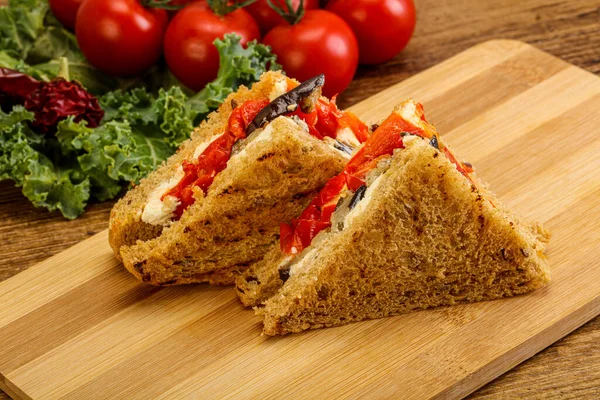 Patlıcanlı ve peynirli vejetaryen sandviçi.