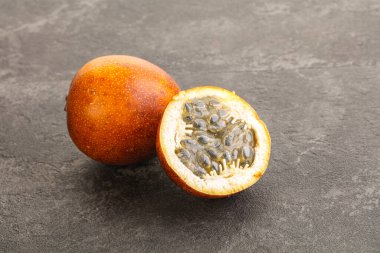 Dilimlenmiş tropik tatlı ve sulu Tutku meyvesi