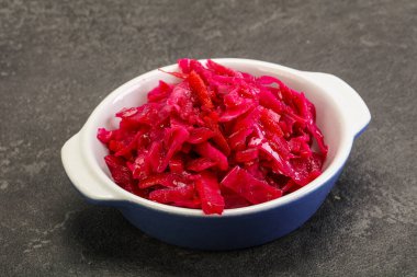 Kasede pancar kökü olan marine edilmiş kırmızı lahana.