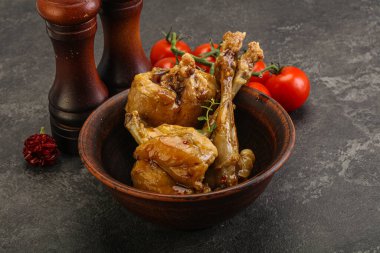 Tatlı ve baharatlı soslu tavşan yahnisi.