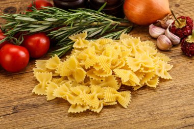 Çiğ İtalyan statü buğday farfalle makarna pişirmek için