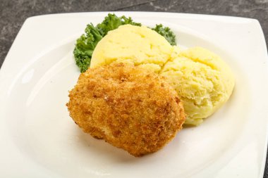 Patates püresiyle doğranmış etten çıtır tavuk pirzolası.