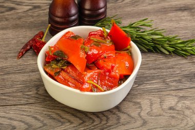 Baharatlı marine edilmiş kırmızı dolma biber.