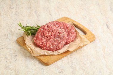 Izgara veya rosto için çiğ sığır burger pirzolası.