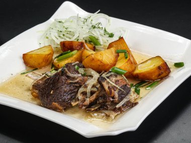 Kızarmış patates ve soğanlı ızgara biftek.