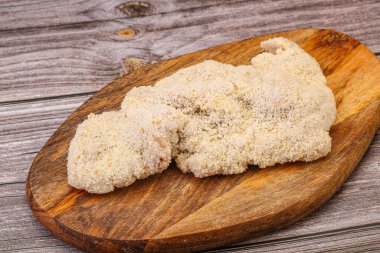 Kızartma için çiğ domuz eti şnitzel.