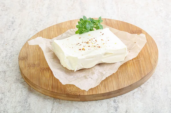 Queso Feta Griego Sobre Mesa Servido Hierbas — Foto de Stock