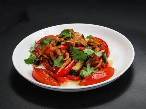 Kızarmış tavuklu salata ve ızgara et.