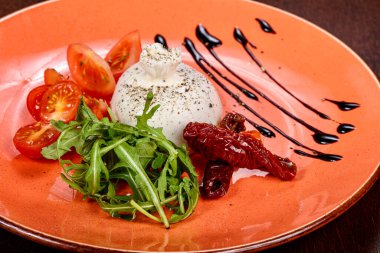 İtalyan Buratta taze peynirli domates ve roka.