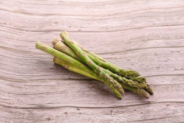 Çiğ, taze kuşkonmaz. Beslenme mutfağı için.