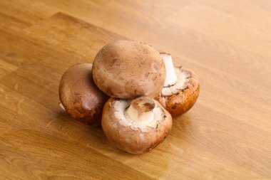 Çiğ kahverengi şampiyonlar yemek pişirmek için mantar yığını