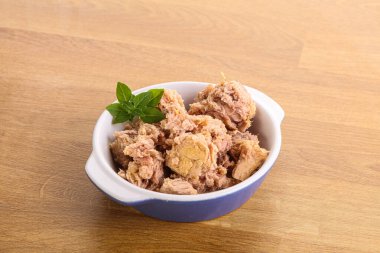 Kavanozda yağlı konserve ton balığı.