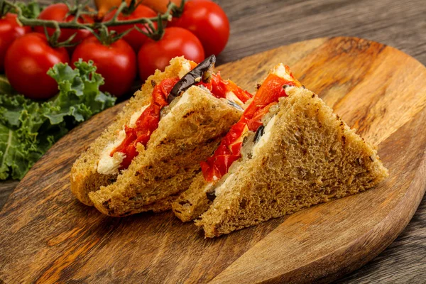 Patlıcanlı ve peynirli vejetaryen sandviçi.