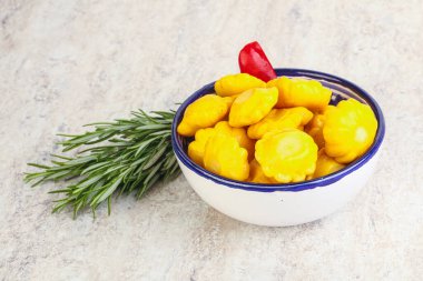 Turşulu sarı pastanın içinde doğal atıştırmalıklar.