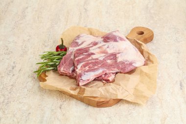 Güvertede pişirmek için çiğ domuz kaburgası.