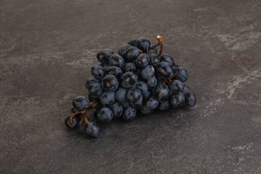 Arka planda izole edilmiş mor üzüm dalı