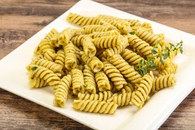 Pesto soslu İtalyan makarnası.