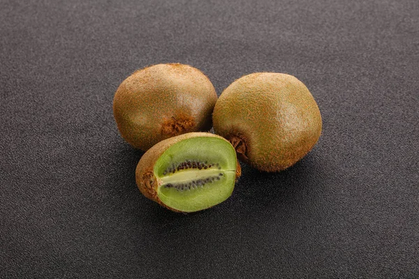 Słodki Dojrzały Soczysty Owoc Kiwi Plasterkami — Zdjęcie stockowe