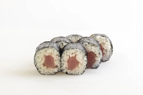 Japoński Tradycyjny Maki Rolki Tuńczykiem — Zdjęcie stockowe