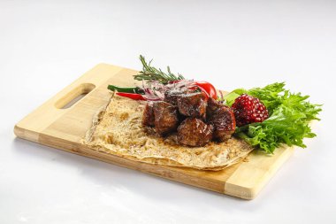 Izgara sığır kebabı ızgara Shashlik soğan servis etti.