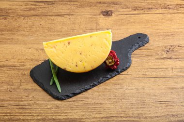 Cevizli sert peynir tuğlası.