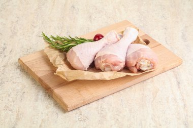 Pişirmek için üç tavuk budu budu.