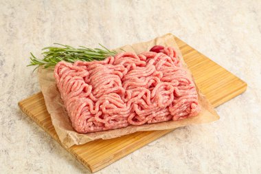 Güvertede pişirmek için çiğ et kıyması.