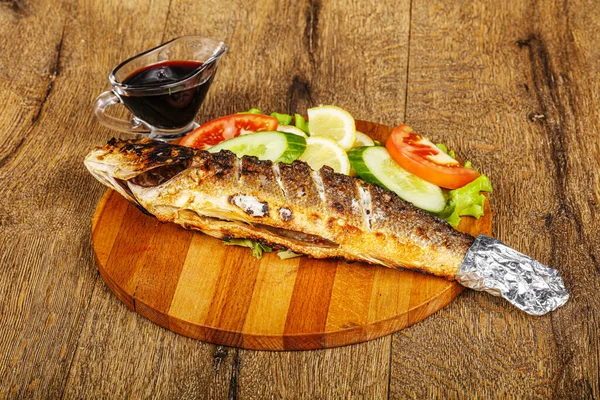 Pesce Branzino Grigliato Servito Verdure — Foto Stock