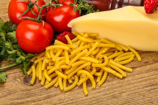 Maccheroni Crudo Pasta Italiana Para Cocinar Verduras Servidas —  Fotos de Stock