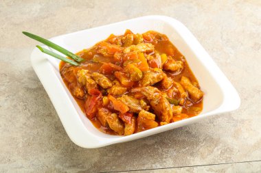 Sebzeli ve soslu et kebabı.