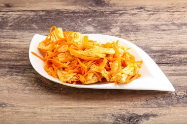 Havuçlu ve baharatlı Kore soya kuşkonmazı.