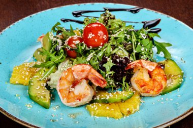 Karides, roka ve avokado salatası.