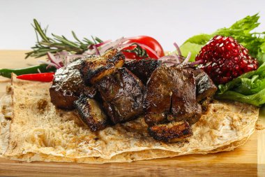 Yağlı salatalı kuzu ciğeri barbeküsü.