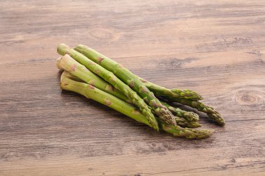 Çiğ, taze kuşkonmaz. Beslenme mutfağı için.