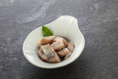 Atıştırmak için dilimlenmiş ringa filetosu kasede.